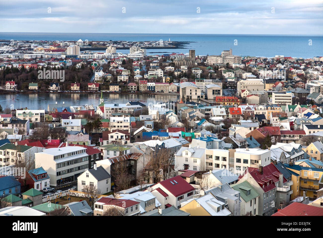 La lumière du jour Vue sur les toits colorés de l'église Hallgrímskirkja Reykjavik en Islande à l'aide d'un grand angle Banque D'Images