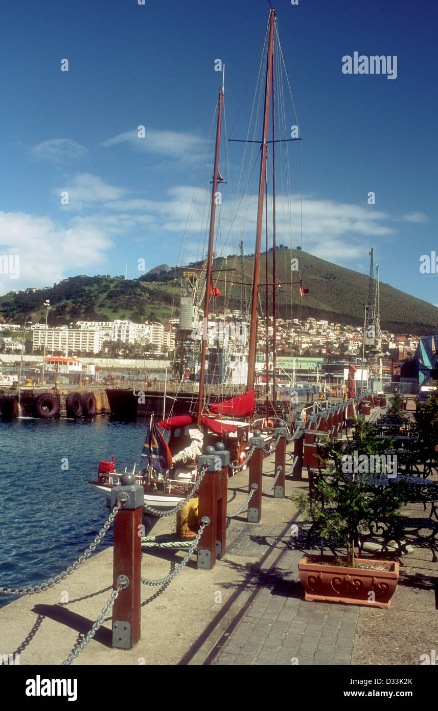 Le Quai Victoria et Alfred / V & A Waterfront, Cape Town, Afrique du Sud avec l'un des apôtres dans l'arrière-plan Banque D'Images