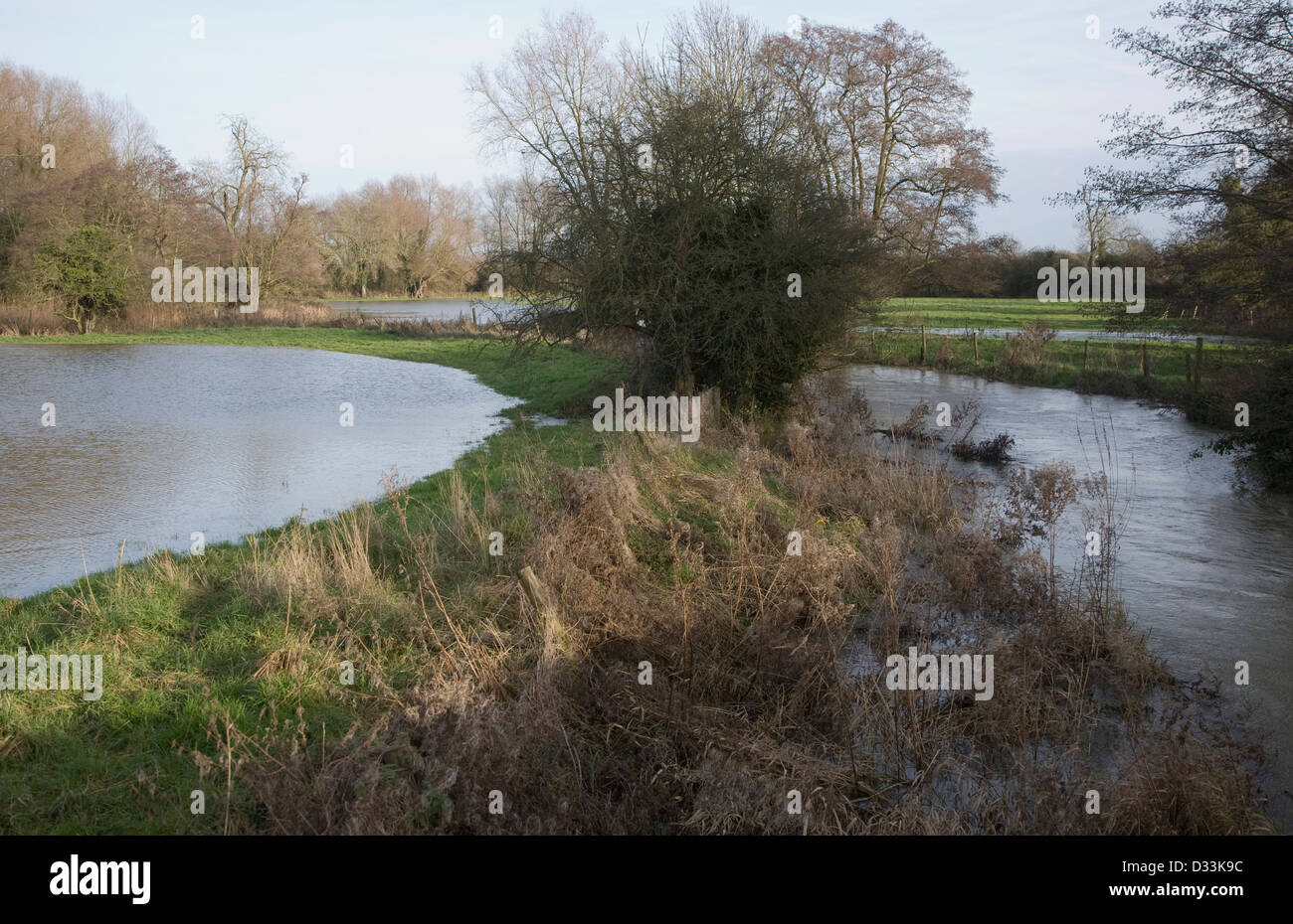 La rivière Deben en pleine étape avec le lévee sur la rive de la rivière et l'eau sur la plaine inondable, Ufford, Suffolk, Angleterre fin décembre 2012. Banque D'Images