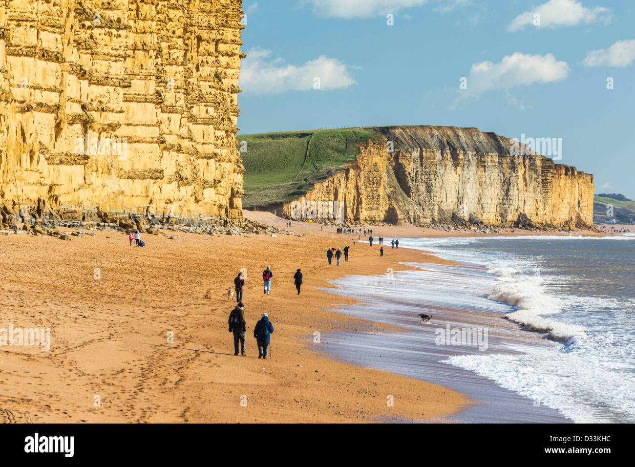 Les falaises en grès d'or et plage de West Bay, Bridport, Dorset, Angleterre Banque D'Images