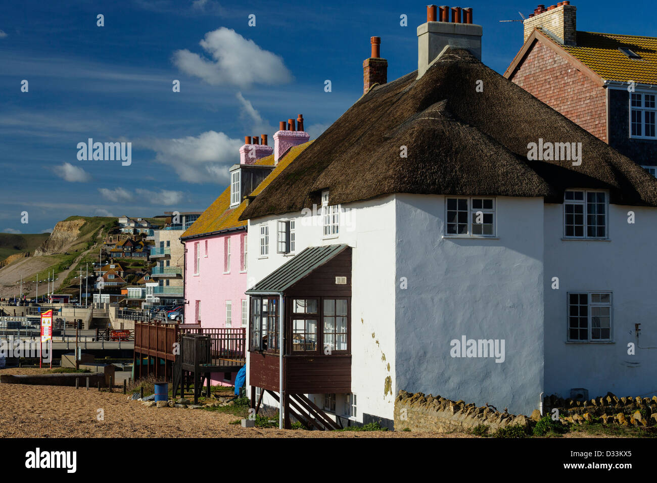 Cottages en front de mer coloré, West Bay, Bridport, Dorset, Angleterre Banque D'Images