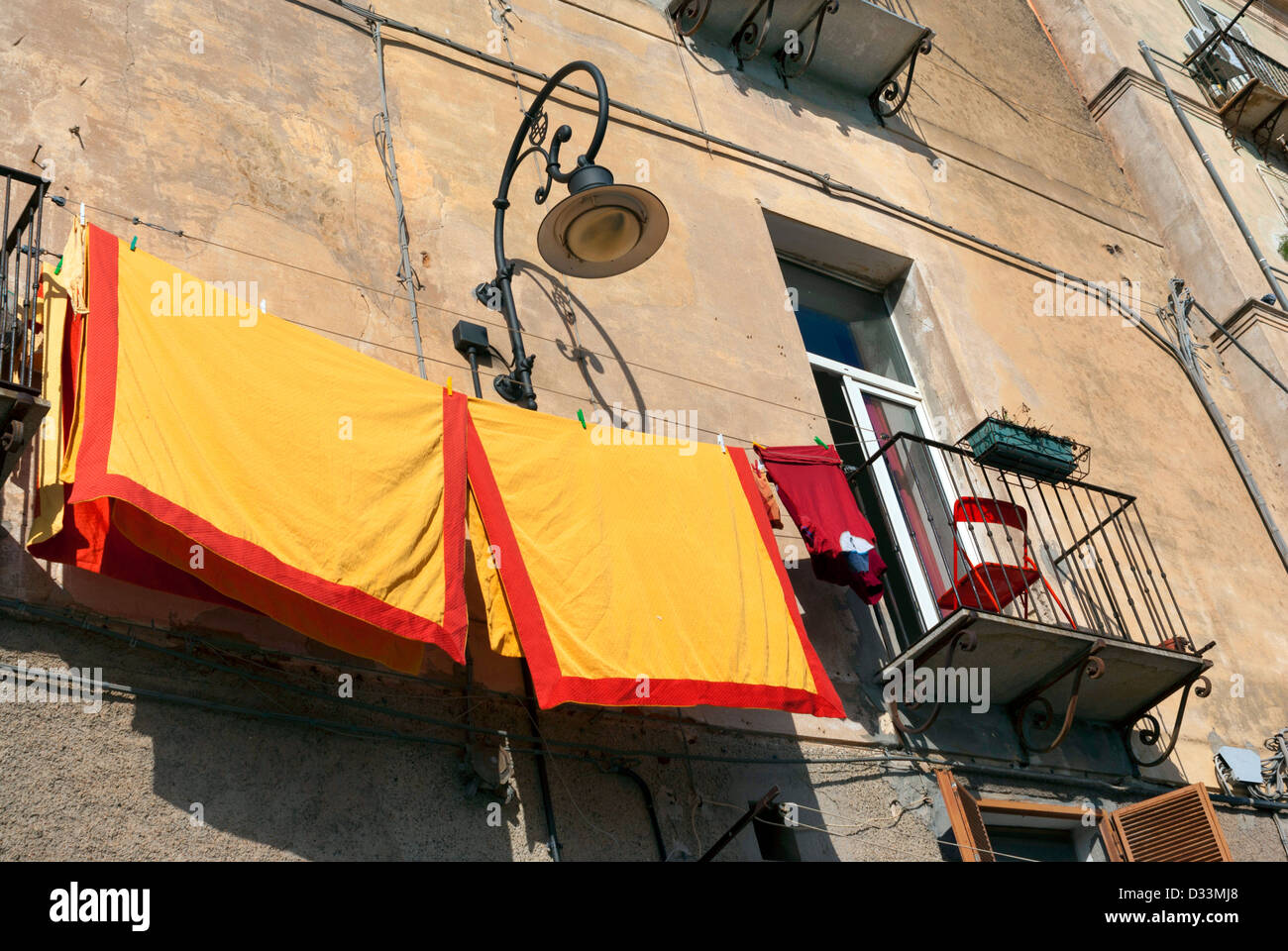 Lave-linge en train de sécher dehors dans les rues de Cagliari, Sardaigne Banque D'Images Lave-linge en train de sécher dehors dans les rues de Cagliari, Sardaigne Banque D'Images