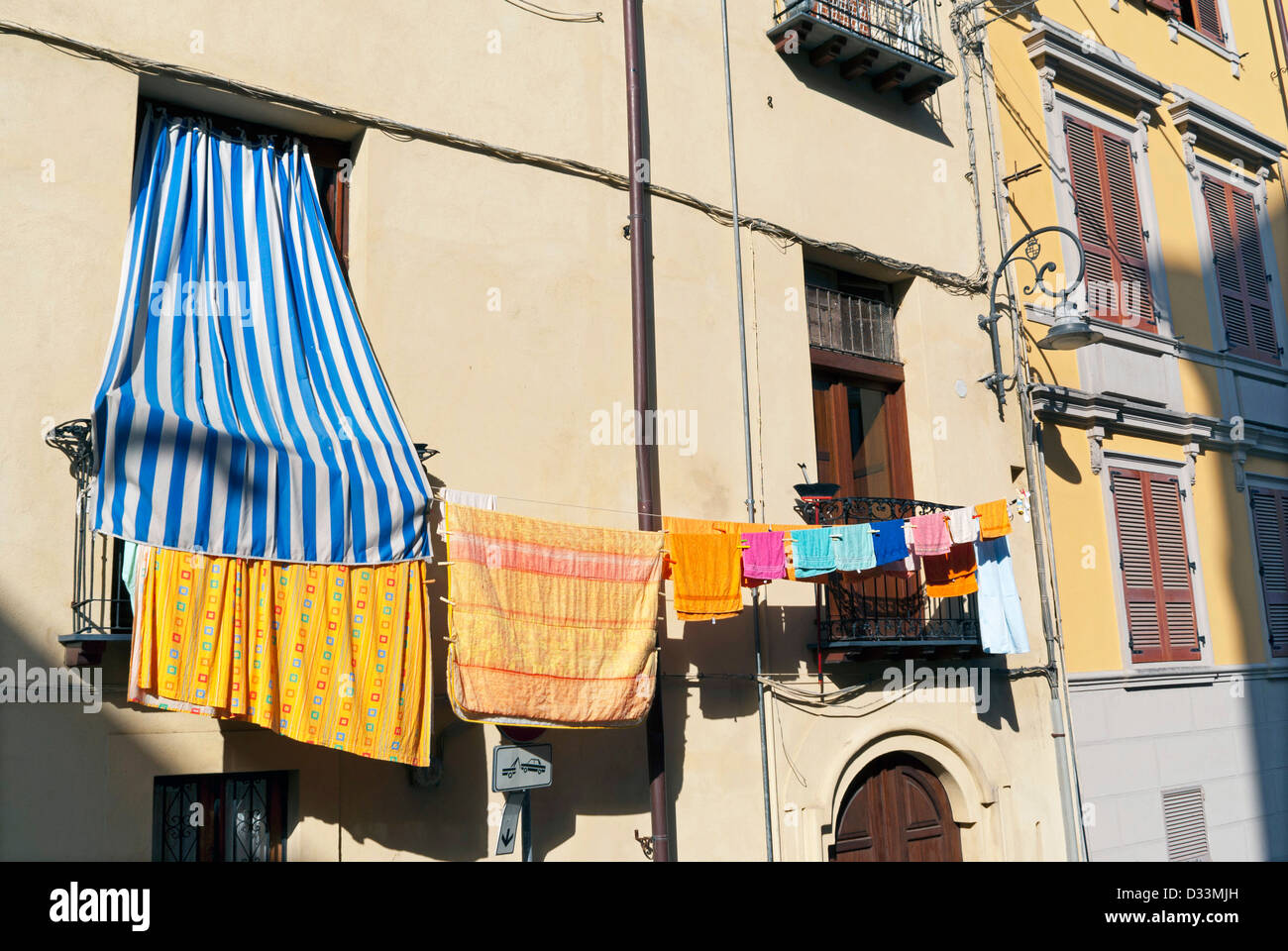 Lave-linge en train de sécher dehors dans les rues de Cagliari, Sardaigne Banque D'Images Lave-linge en train de sécher dehors dans les rues de Cagliari, Sardaigne Banque D'Images