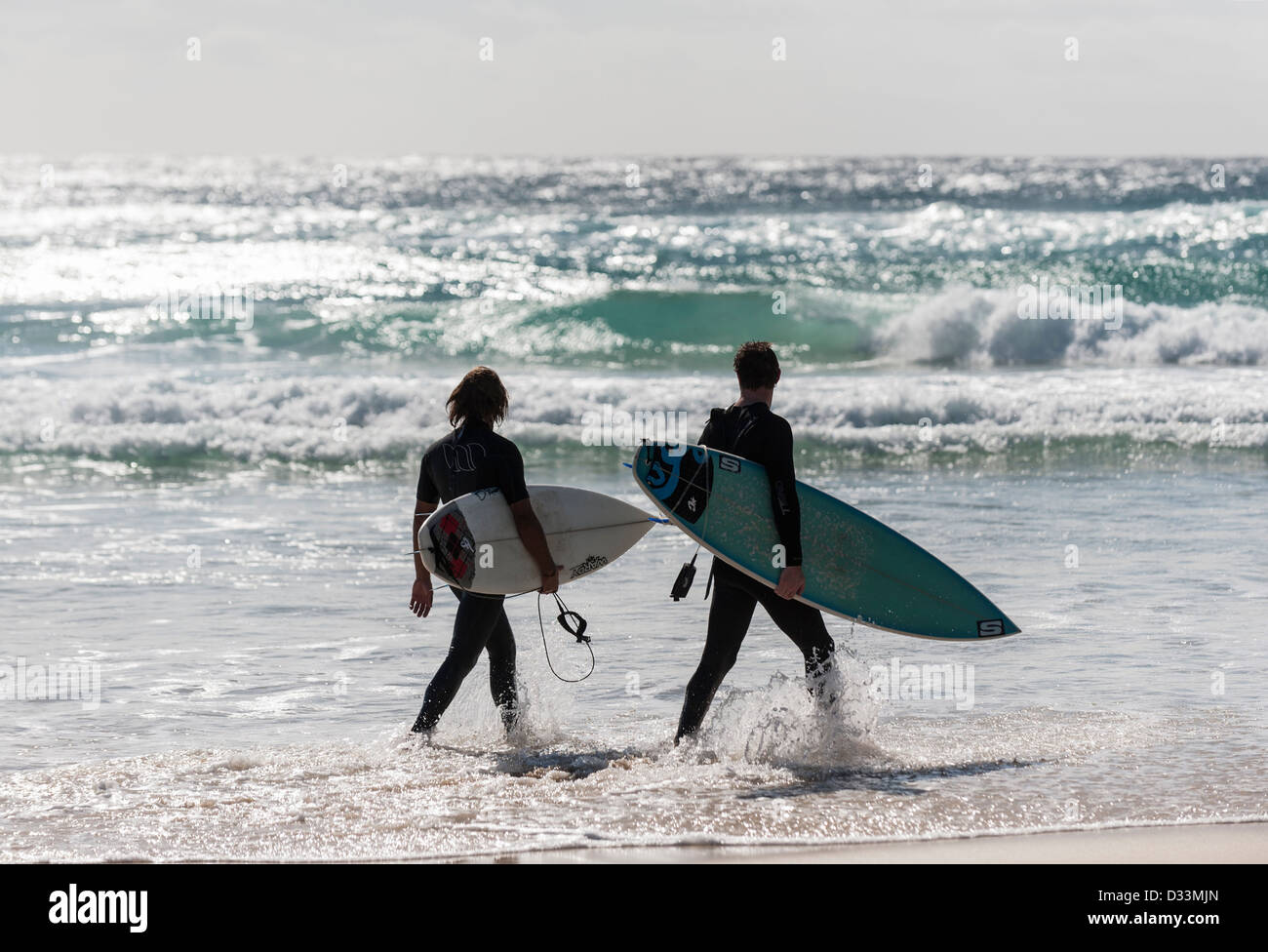 Surfers sur cylindre Beach sur l'Île Stradbroke-nord au Queensland, Australie Banque D'Images
