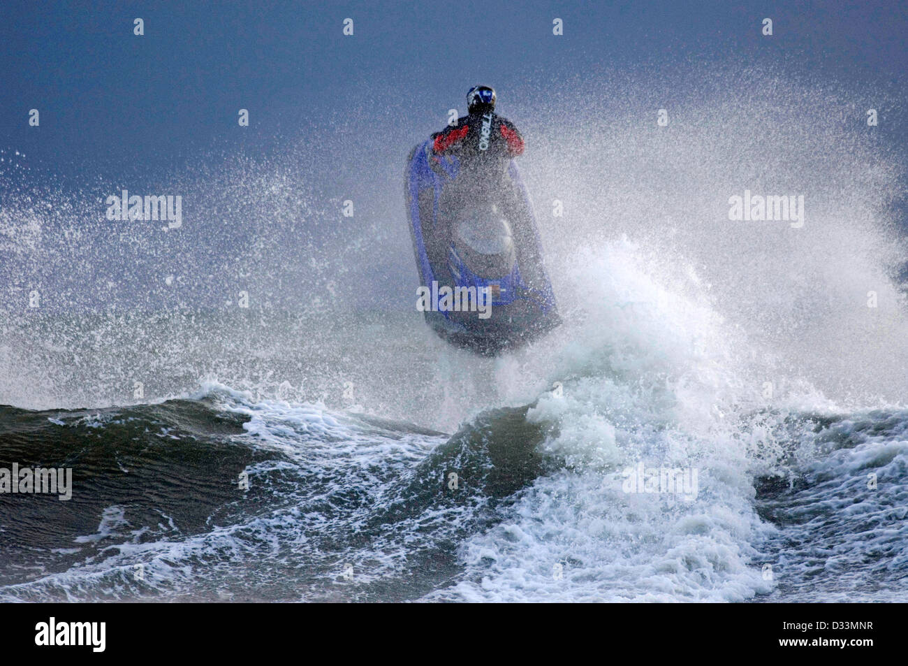 Un jetskier tirer le maximum de la Boxing Day surf à Langland Bay près de Swansea. Banque D'Images