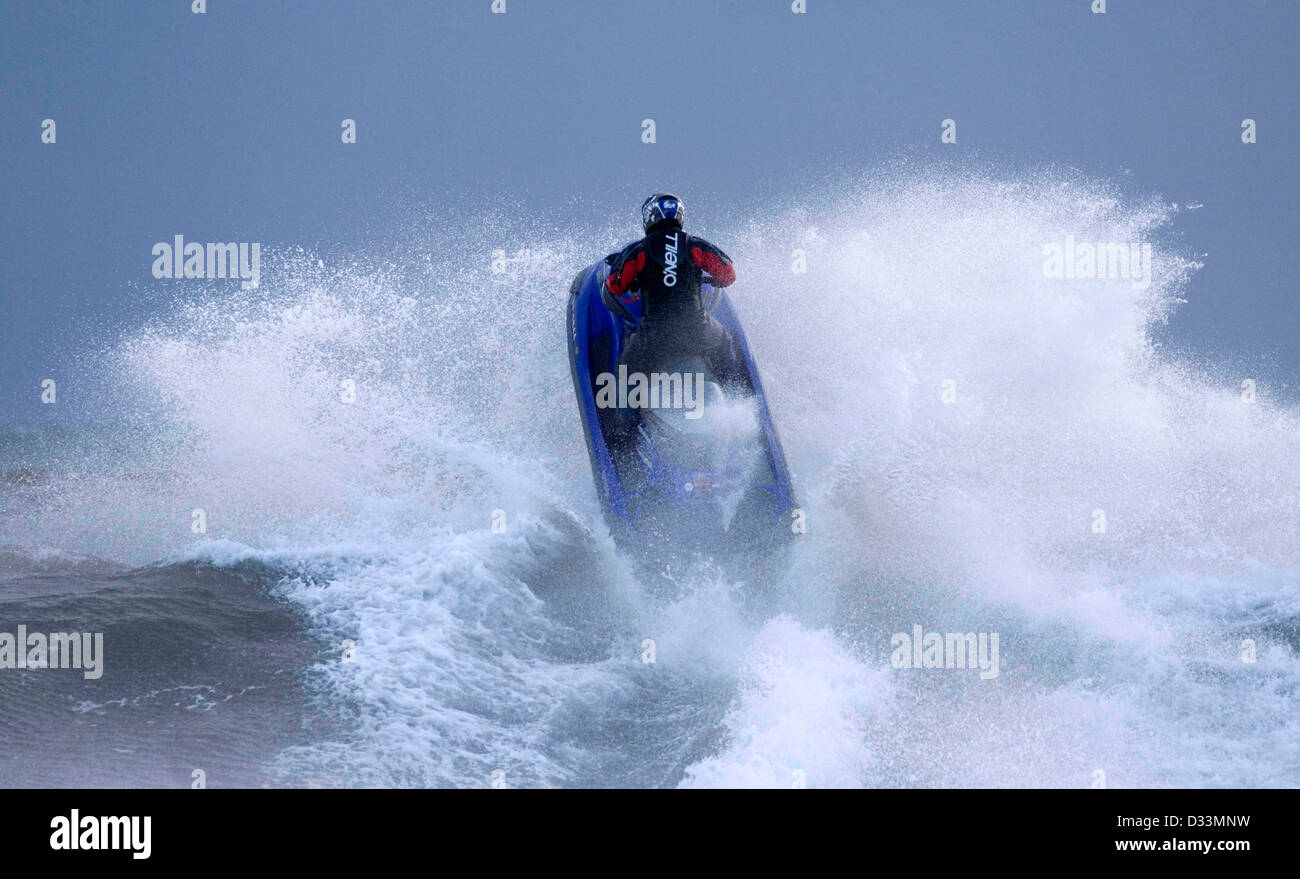 Un jetskier tirer le maximum de la Boxing Day surf à Langland Bay près de Swansea. Banque D'Images