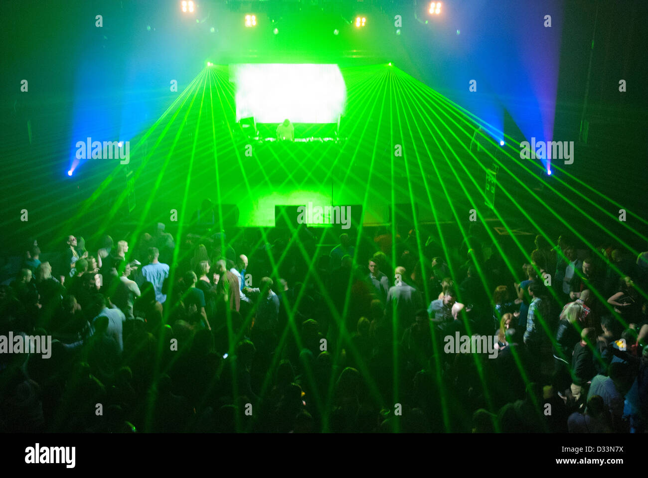 La vie nocturne de Londres - Lasers couvrant la foule à un concert Banque D'Images