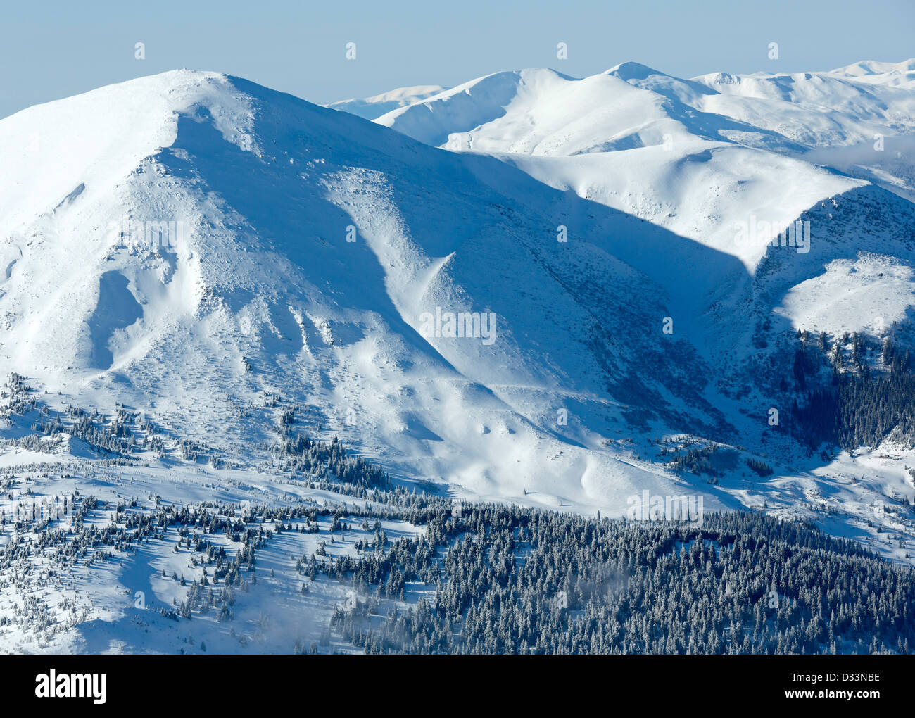 Matin d'hiver ensoleillée avec des paysages de montagne à portée de