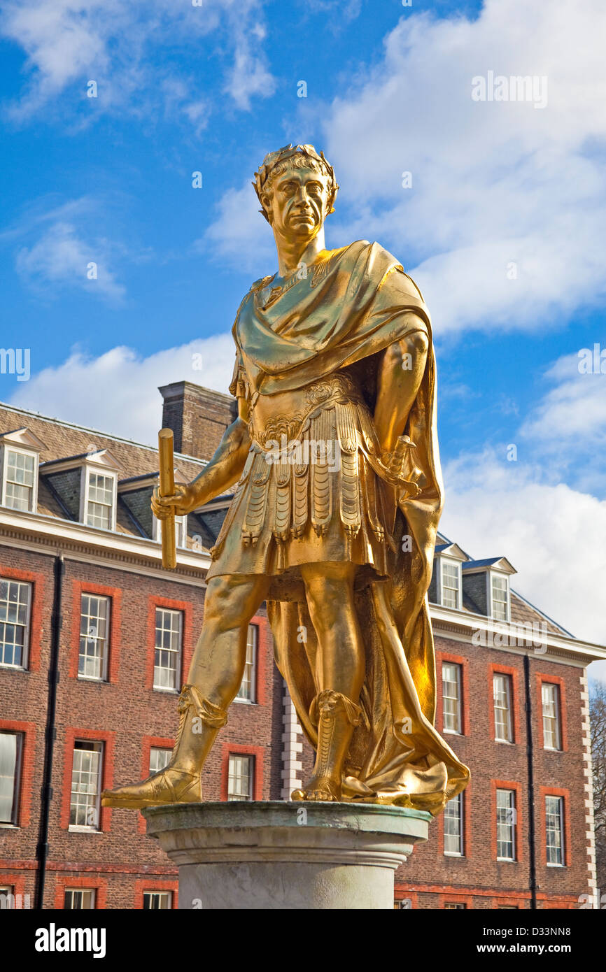 Londres, l'Hôpital Royal de Chelsea Grinling Gibbons' statue de Charles II à la Figure Cour Banque D'Images