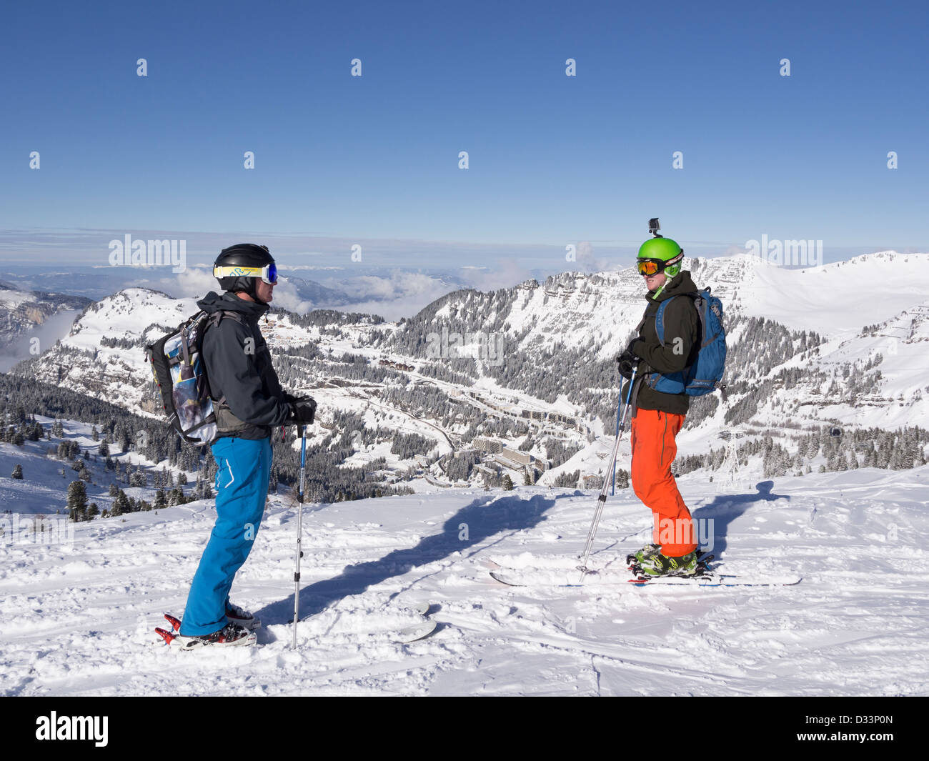 Deux skieurs sur piste bleue traversée Damant Noir dans le domaine skiable du Grand Massif dans les Alpes au-dessus de Flaine resort, Rhone-Alpes, France Banque D'Images