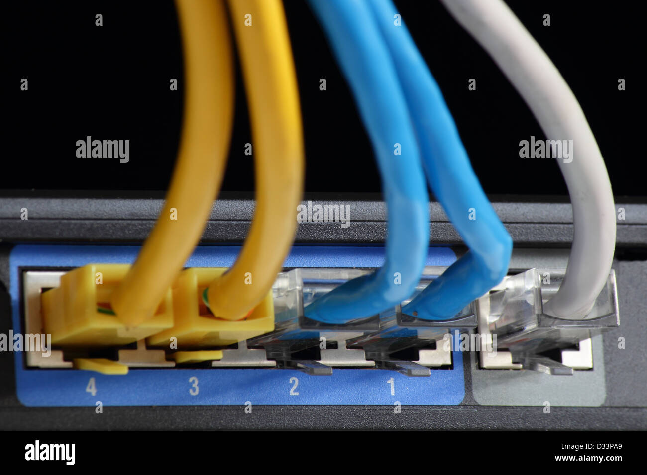 Il Réseau avec câbles de différentes couleurs Banque D'Images