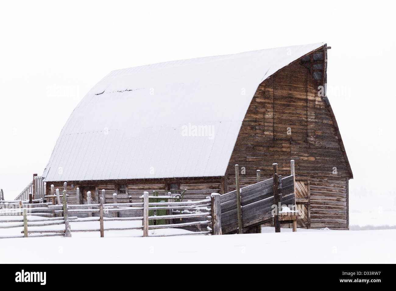 Grange historique dans le milieu de l'hiver. Banque D'Images