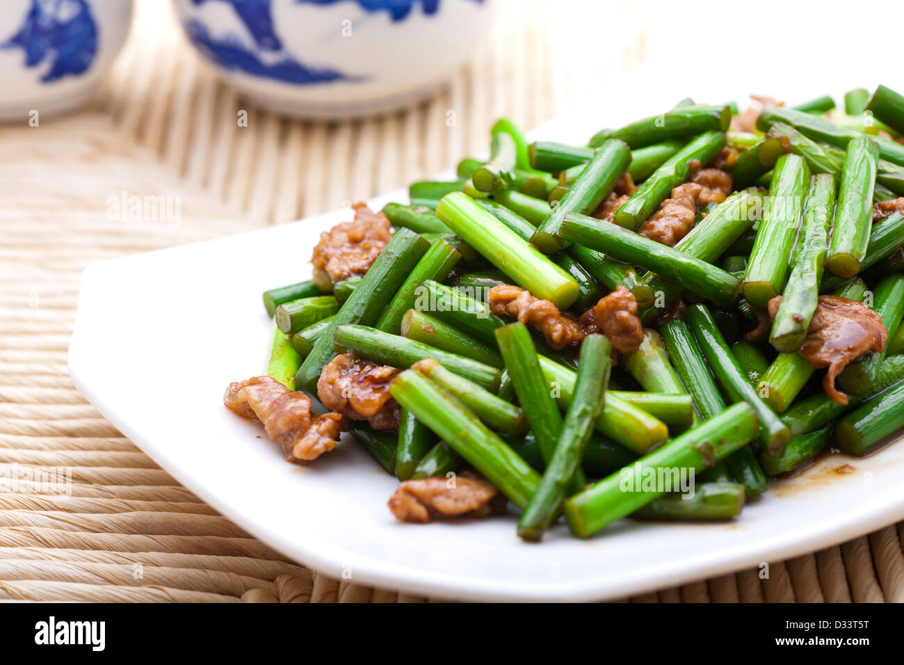 La cuisine chinoise - l'ail sauté de porc déchiqueté et scape Banque D'Images