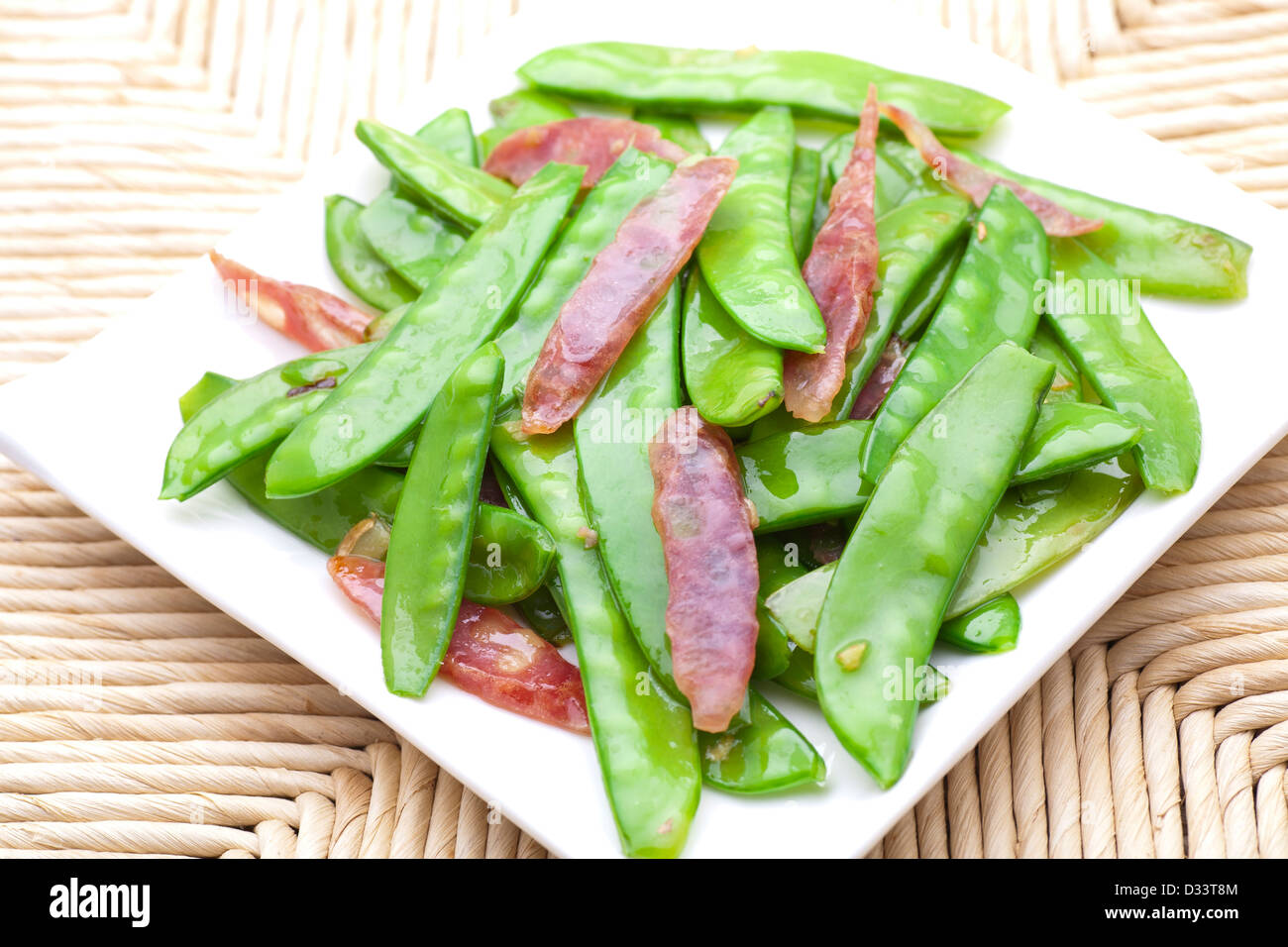 Une assiette de saucisse et les pois mange-tout au cari Banque D'Images