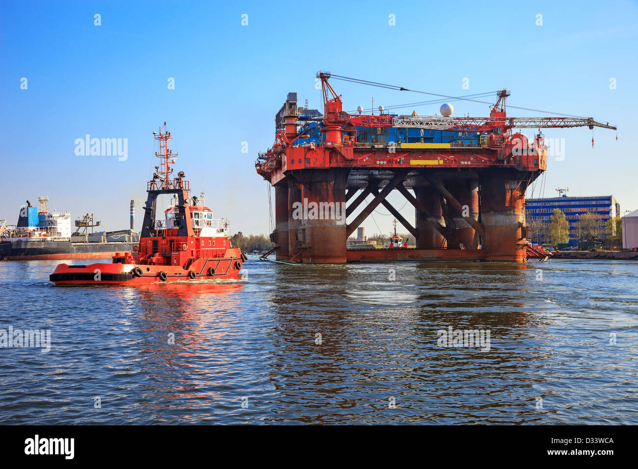 Plate-forme pétrolière en compagnie d'un des remorqueurs dans un port. Banque D'Images