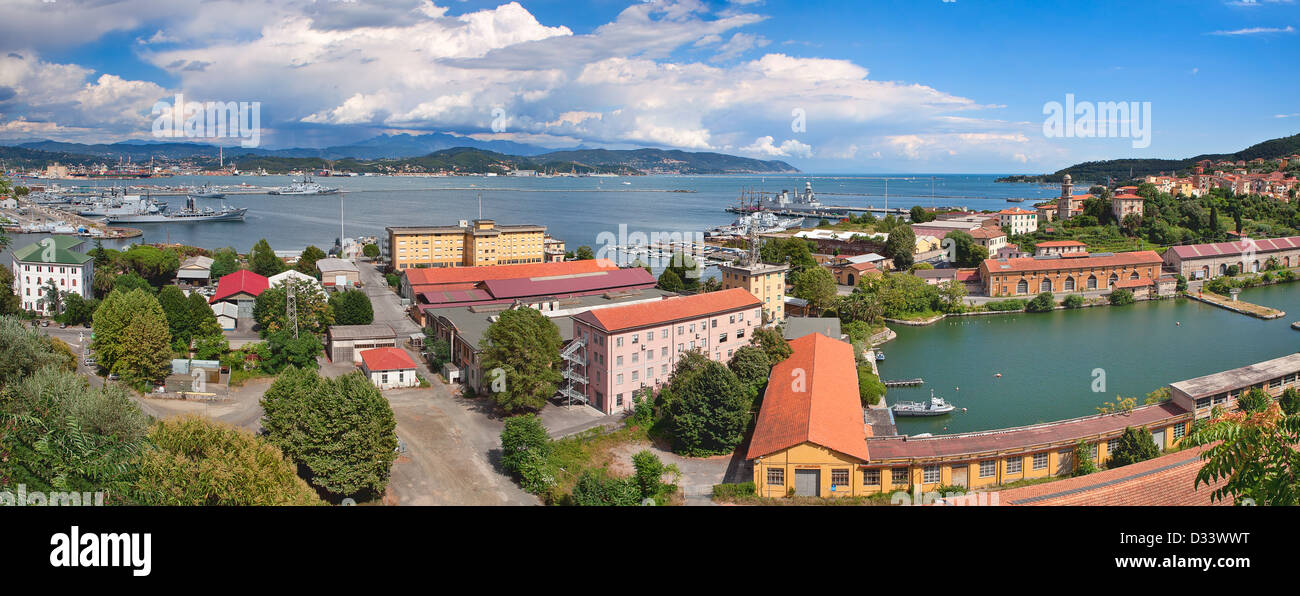 Panorama de la base de la marine sur golfe de La Spezia sous ciel bleu avec des nuages blancs sur la Méditerranée en Italie. Banque D'Images