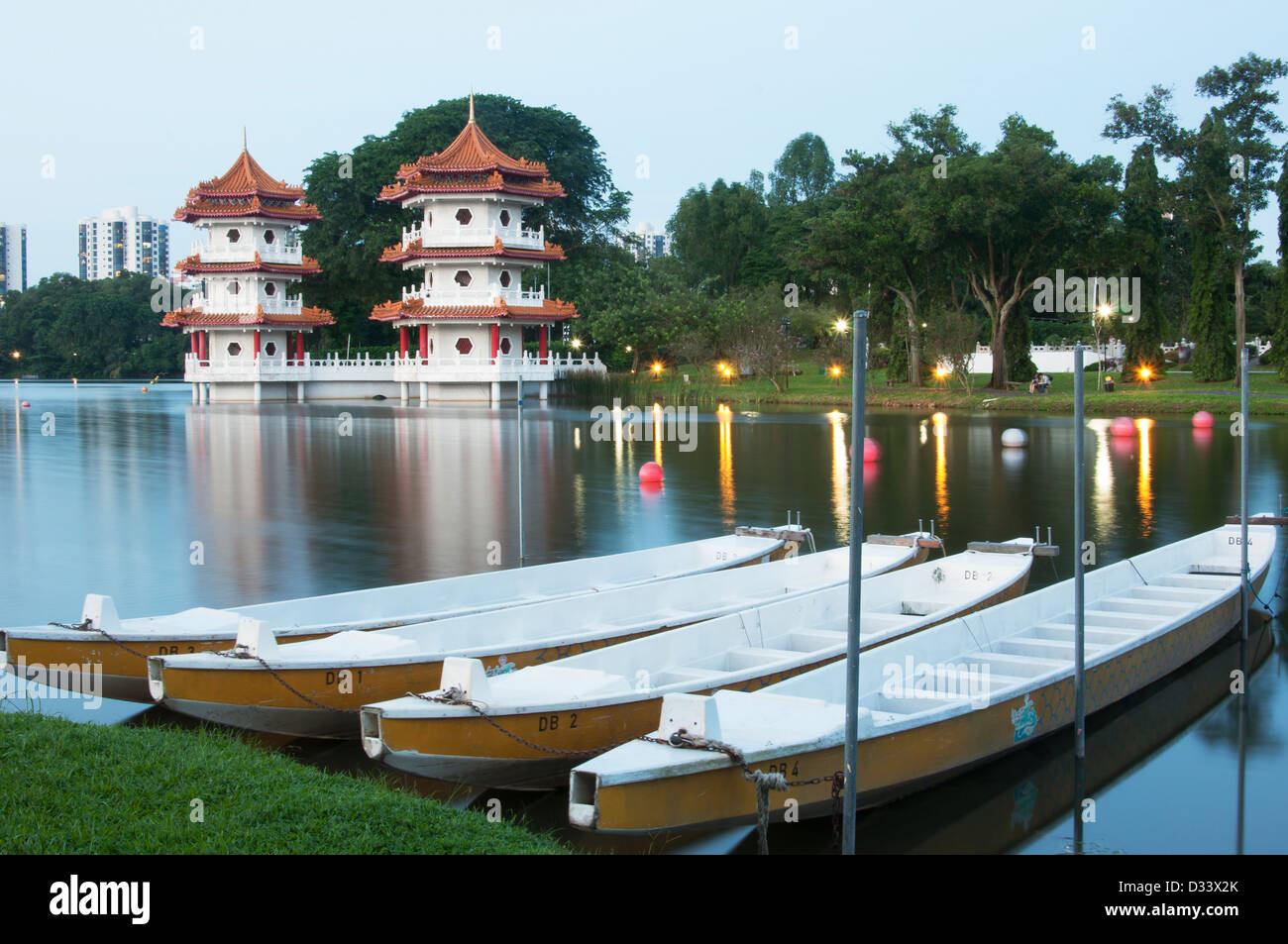 Par le lac Twin Pagodas une rangée de bateaux au Jardin de Chine, Singapour Banque D'Images