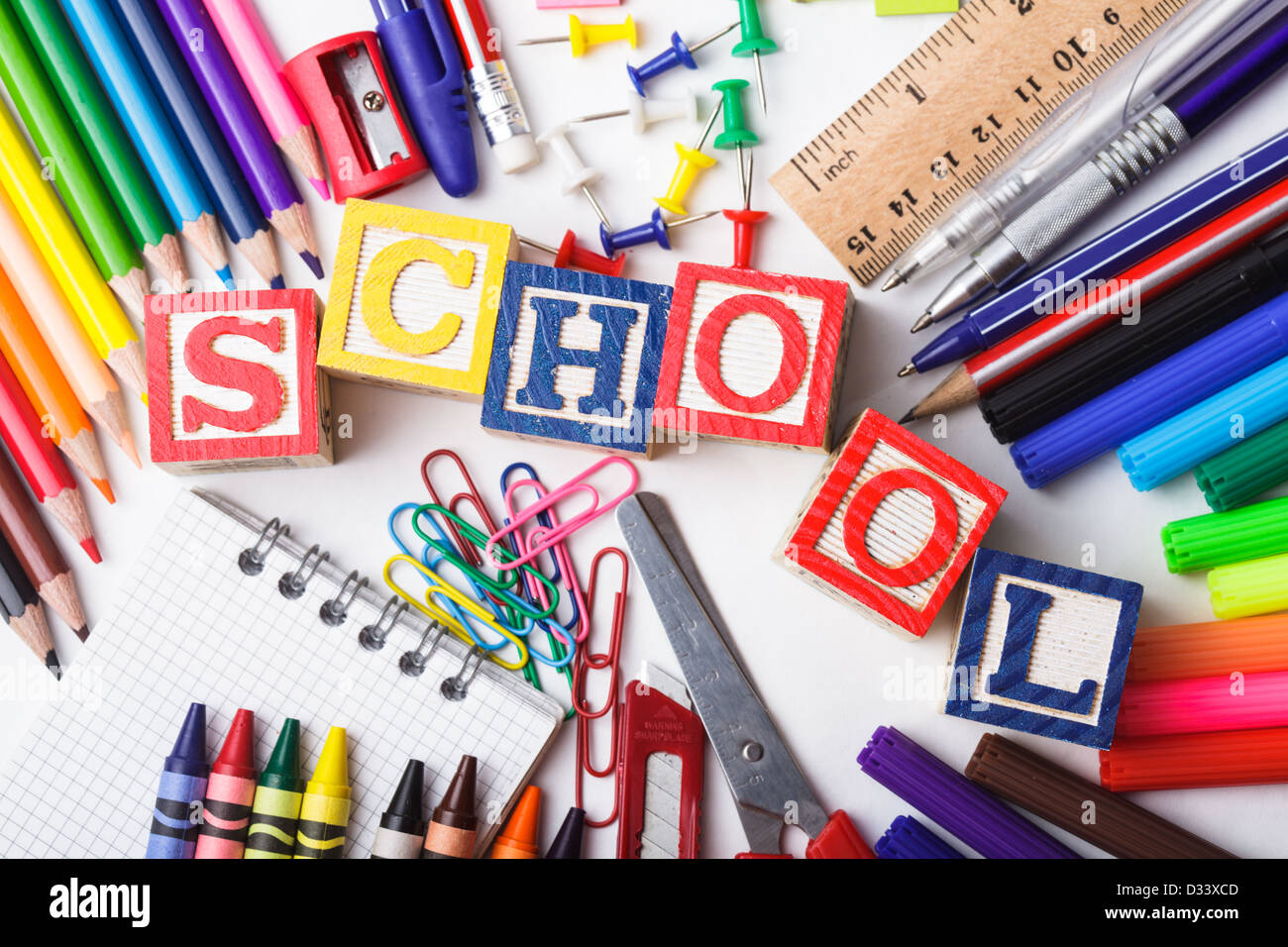 Papeterie scolaire primaire sur un fond blanc Banque D'Images