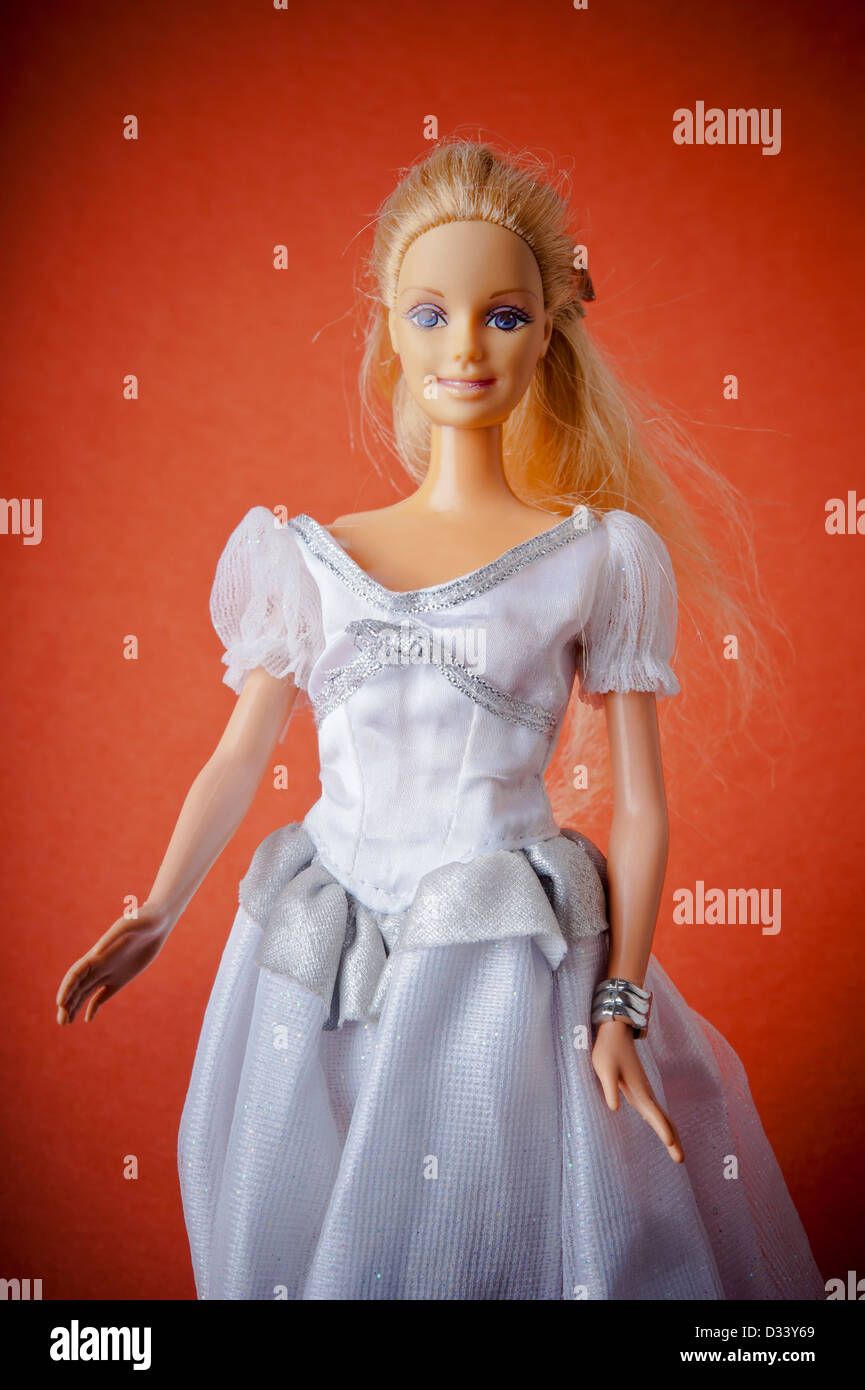 Poupée Barbie avec robe blanche Photo Stock - Alamy