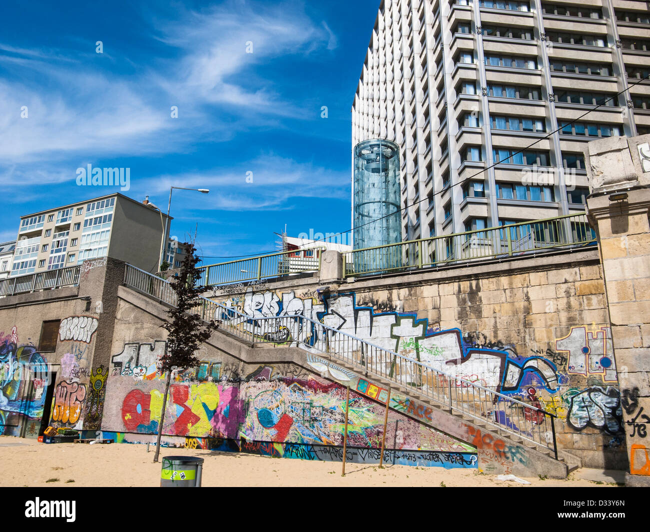 Rive du Danube de graffiti et ciel bleu Banque D'Images