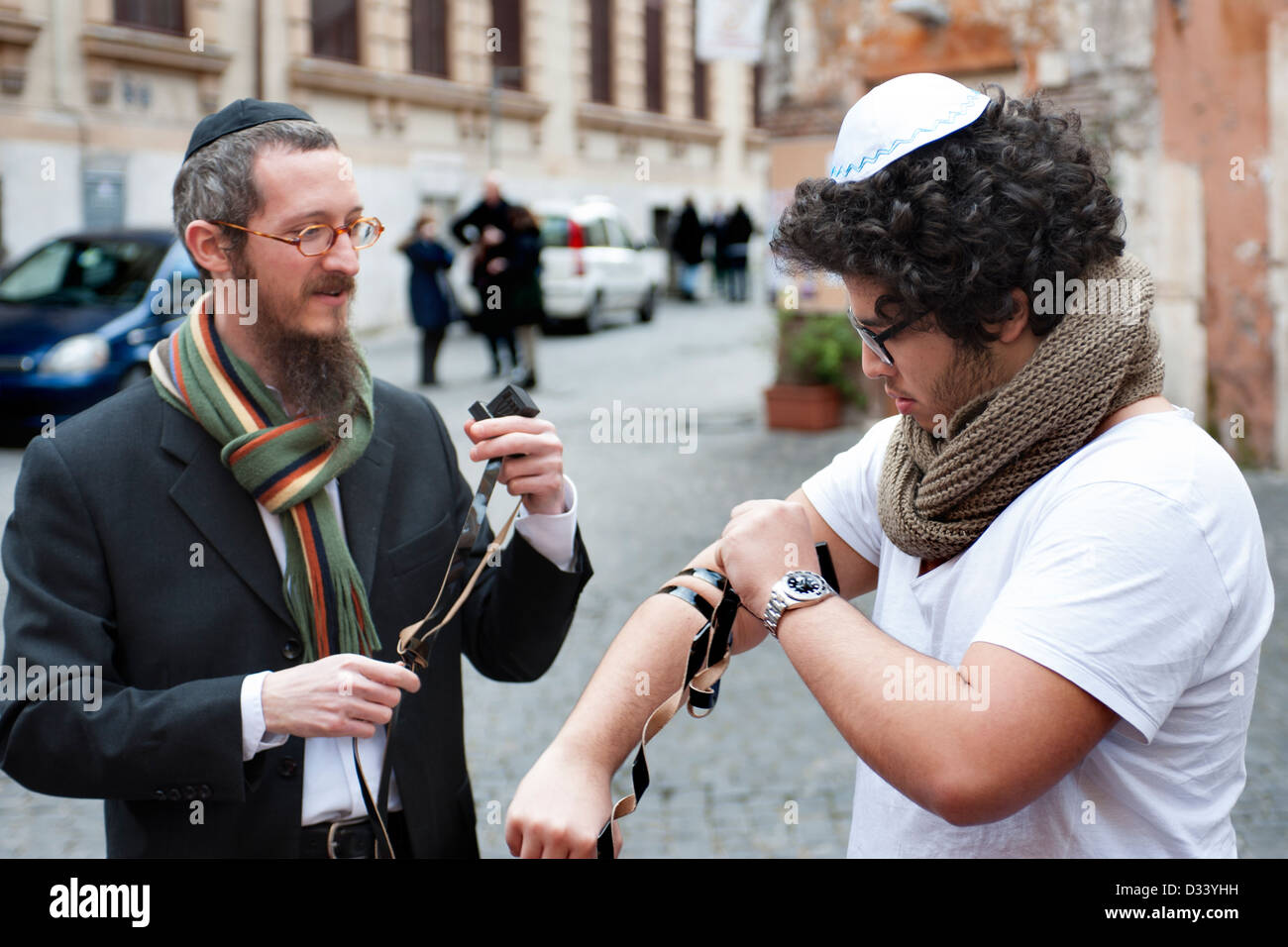 L'homme juif prépare à prier avec talit et tefillin au Ghetto de Rome. Banque D'Images