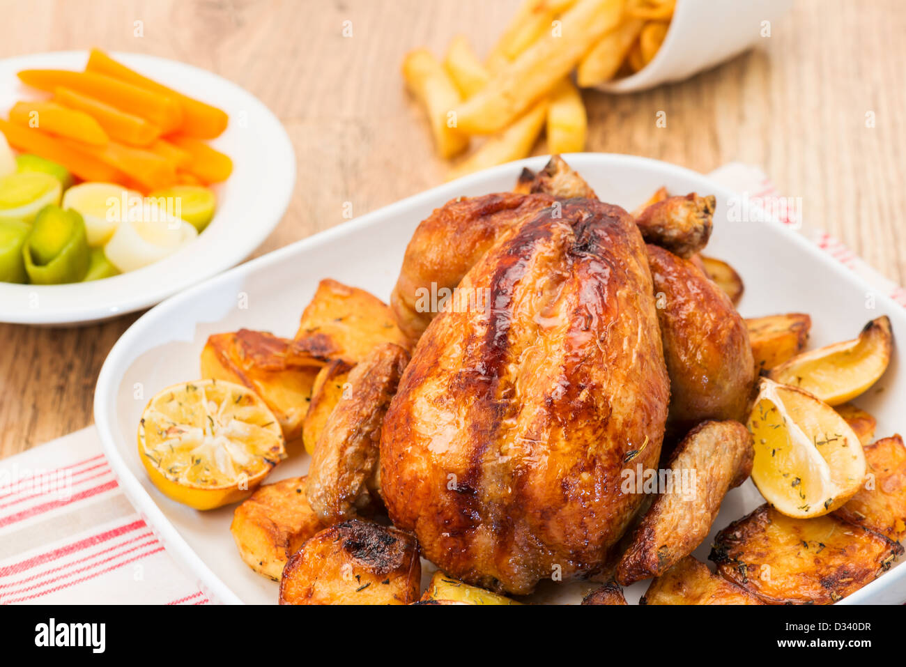 Poulet rôti à la broche et légumes Banque de photographies et d'images à  haute résolution - Alamy