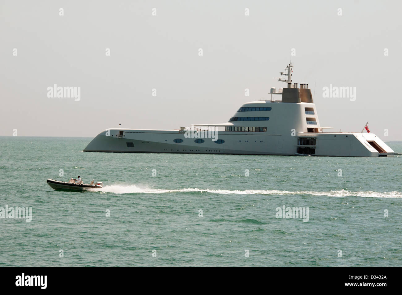 Le yacht 'A' de 394 pieds du milliardaire russe Andrey Melnichenko est l'un des plus luxueux de la planète. Ici ancré sur la Côte d'Azur, France Banque D'Images