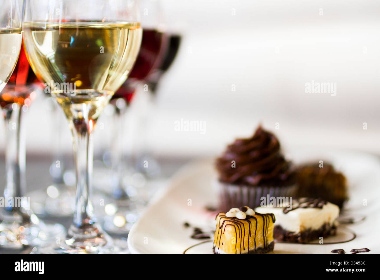 Dégustation de vin et des pâtisseries au chocolat pattie. Banque D'Images