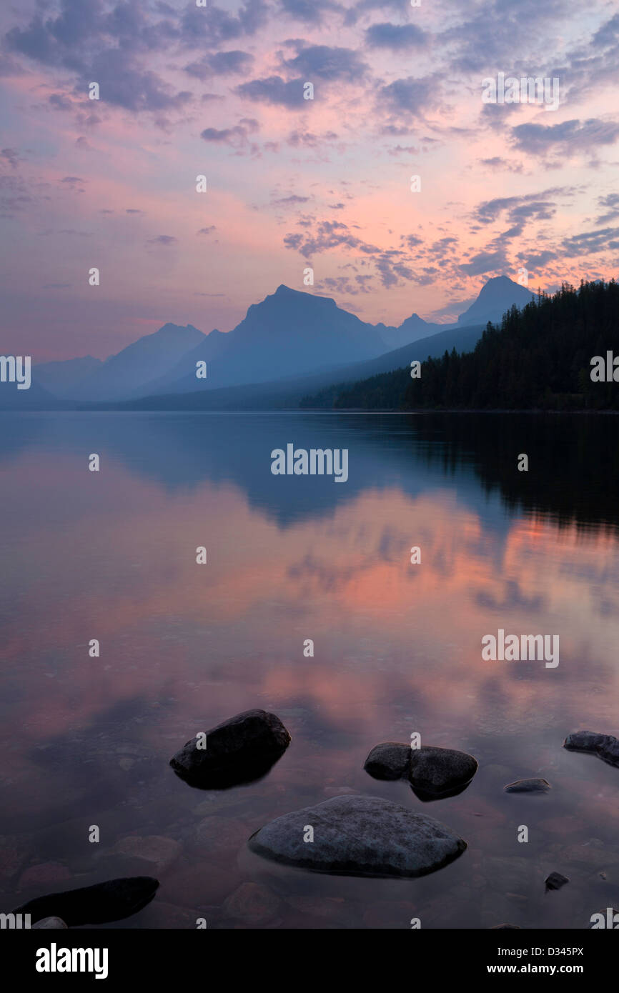 Une chute le lever du soleil sur le lac McDonald dans le Glacier National Park, Montana. USA Banque D'Images