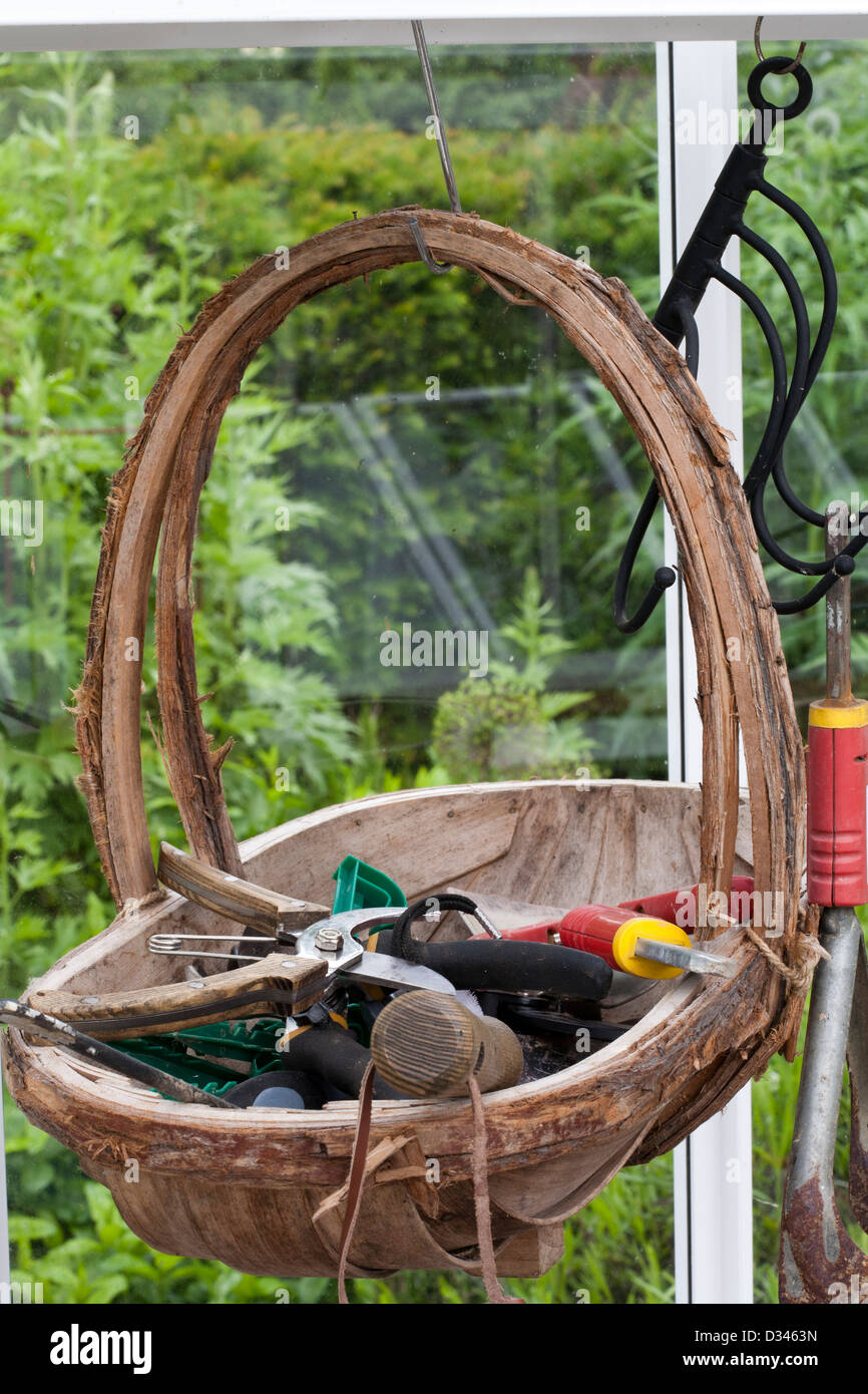 Hanging Basket avec outils de jardin. Banque D'Images