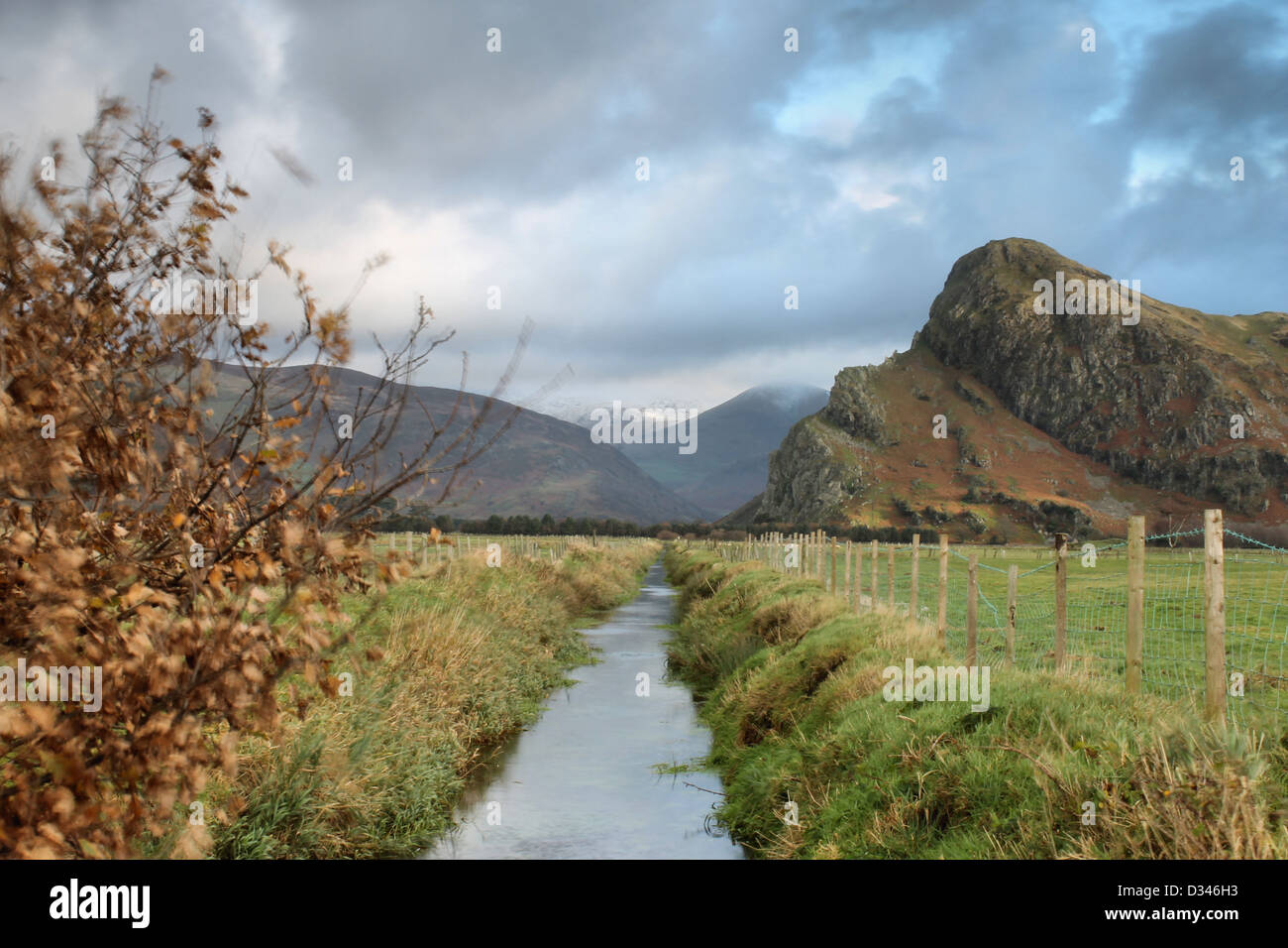Digue en champs et Cadir Idris avec de la neige sur le pic et Craig An Alcmena Banque D'Images