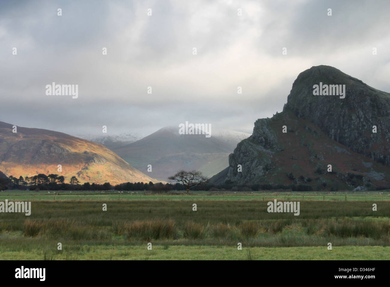 Cadir Idris avec de la neige sur le pic et Craig An Alcmena Banque D'Images