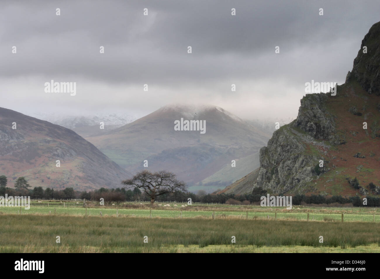 Cadir Idris avec de la neige sur le pic et Craig An Alcmena Banque D'Images