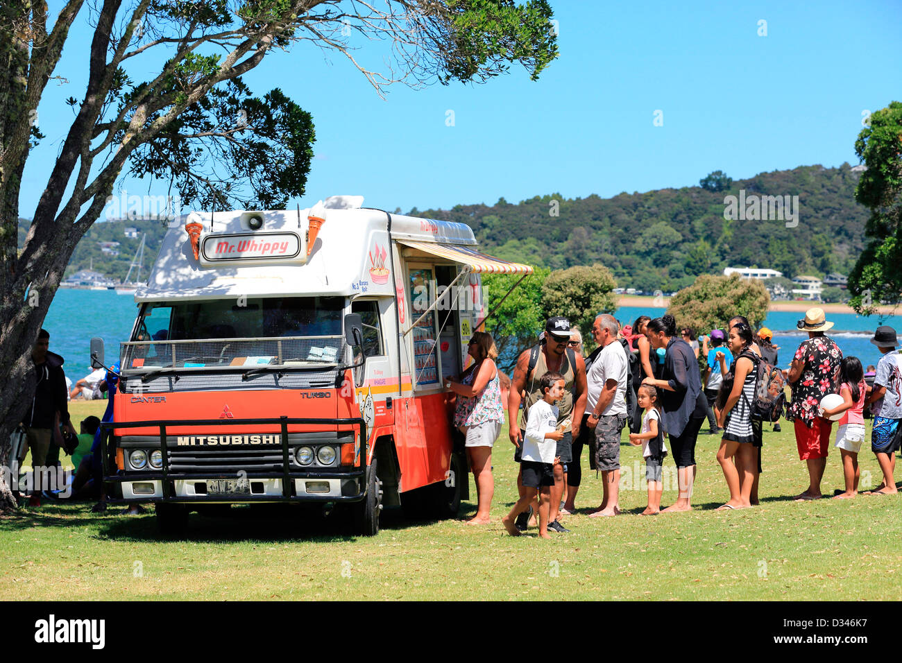 File de gens en file d'attente pour un Mr Whippy la glace en fête à Waitangi Day le site du Traité de Waitangi Banque D'Images