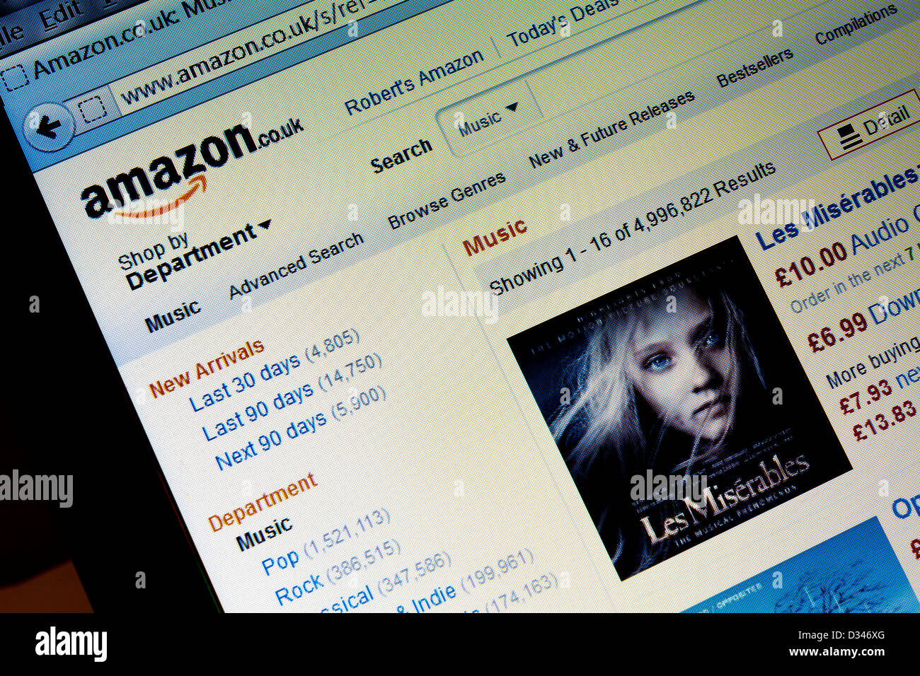 Vue rapprochée de la vente en ligne Amazon site web avec des produits énumérés à succès Banque D'Images