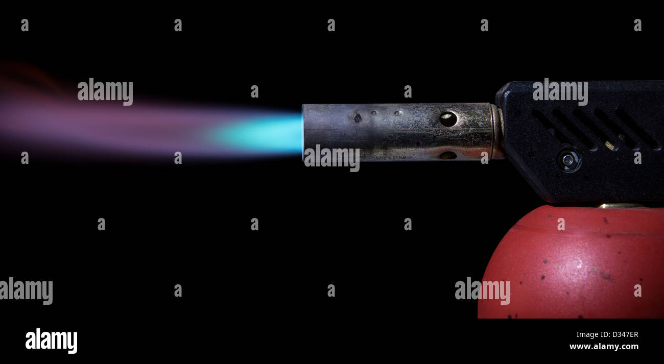 Chalumeau à flamme bleue sur fond noir Banque D'Images