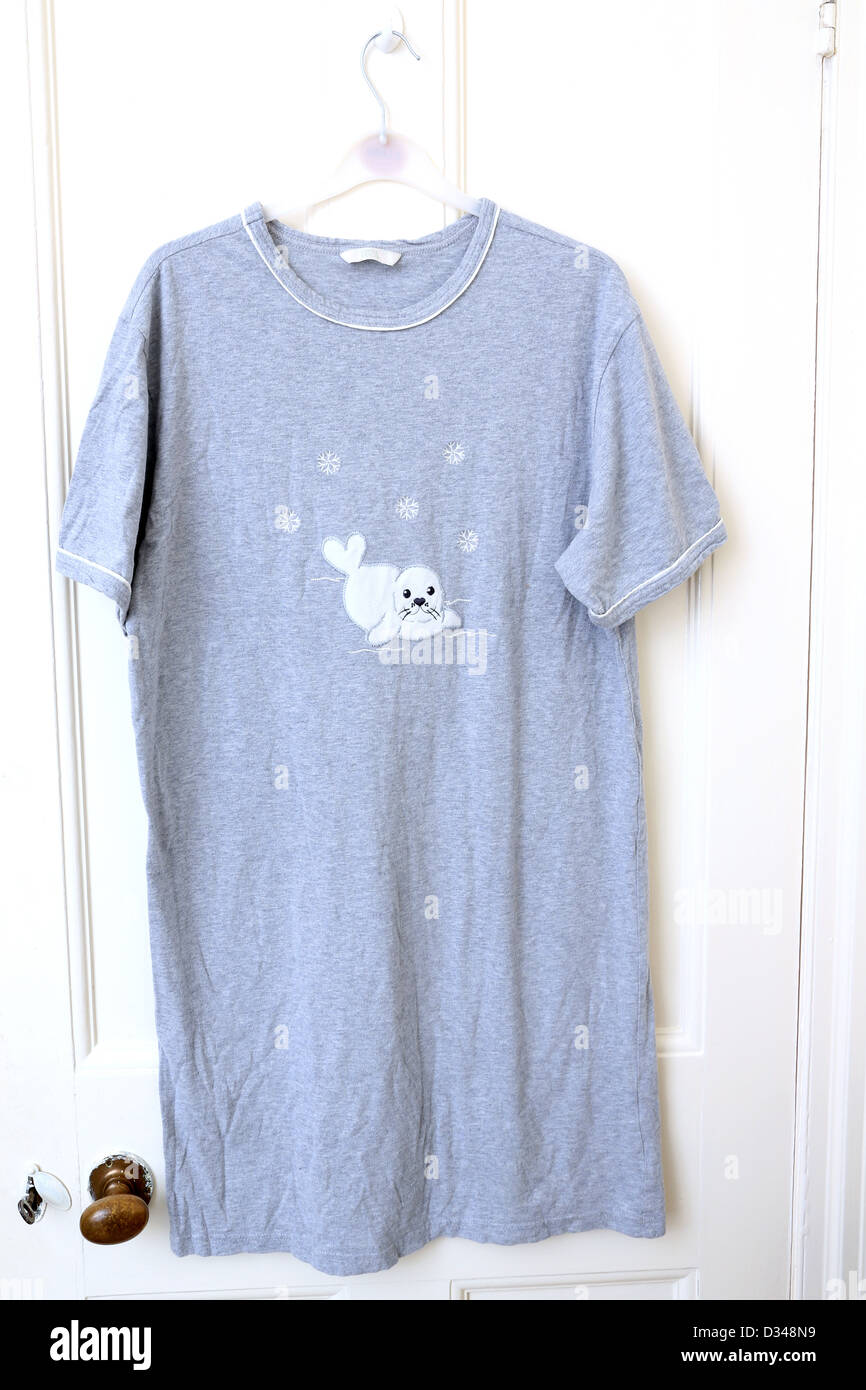 Chemise de nuit bleu pâle avec photo d'un sceau Banque D'Images