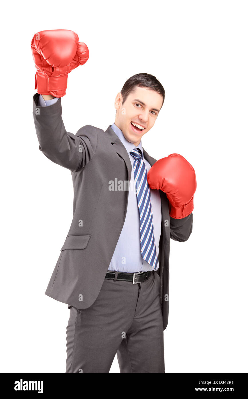 Un jeune homme portant costume et des gants de boxe et des gestes isolés contre fond blanc Banque D'Images