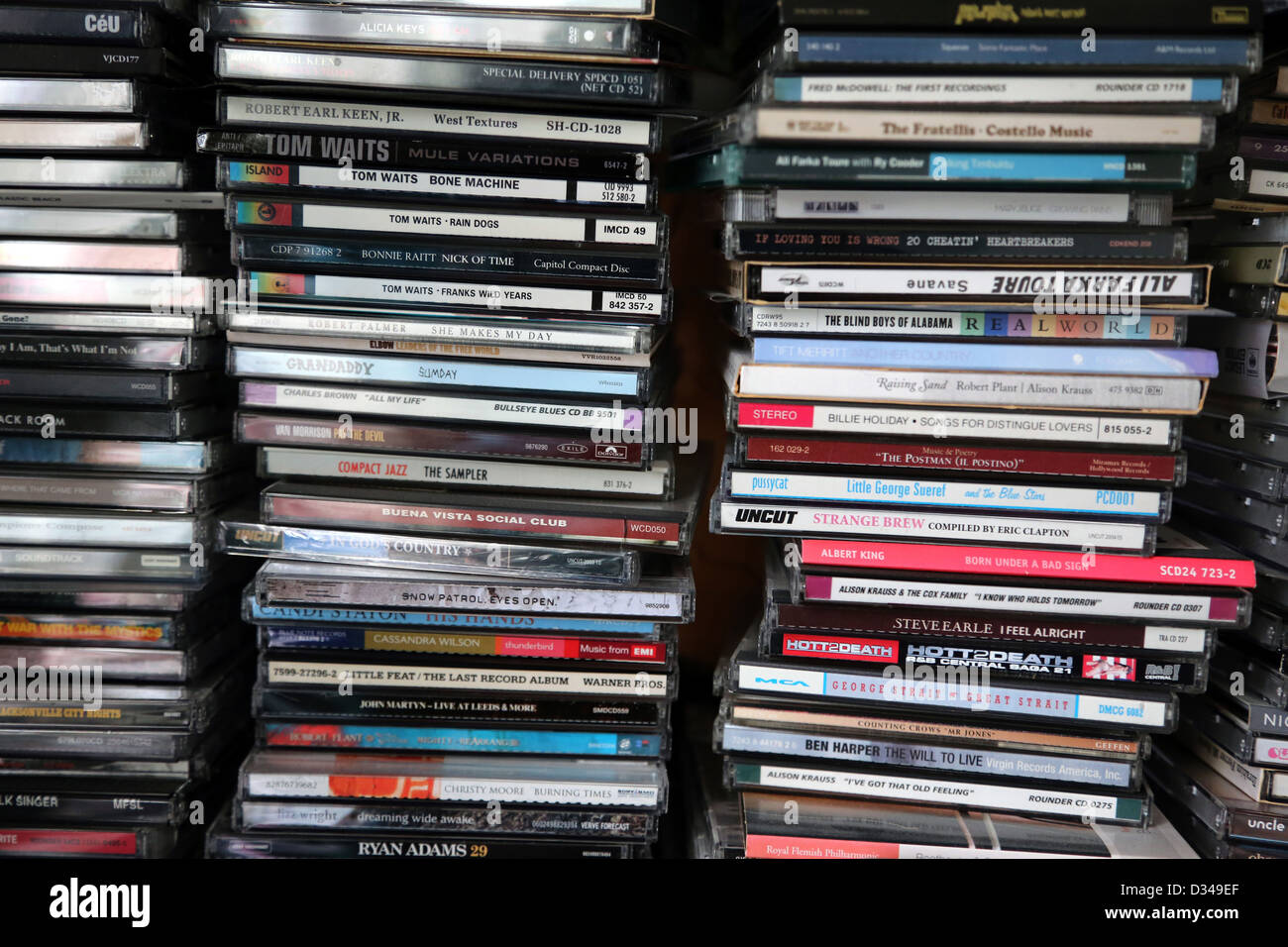 Des piles de disques compacts de musique Banque D'Images