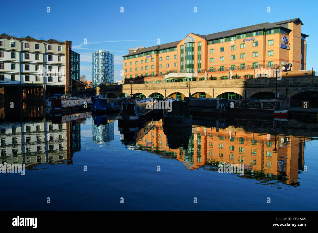 UK,South Yorkshire,Sheffield,Victoria Quays, bassin du Canal,Hilton Hotel & Barges Banque D'Images