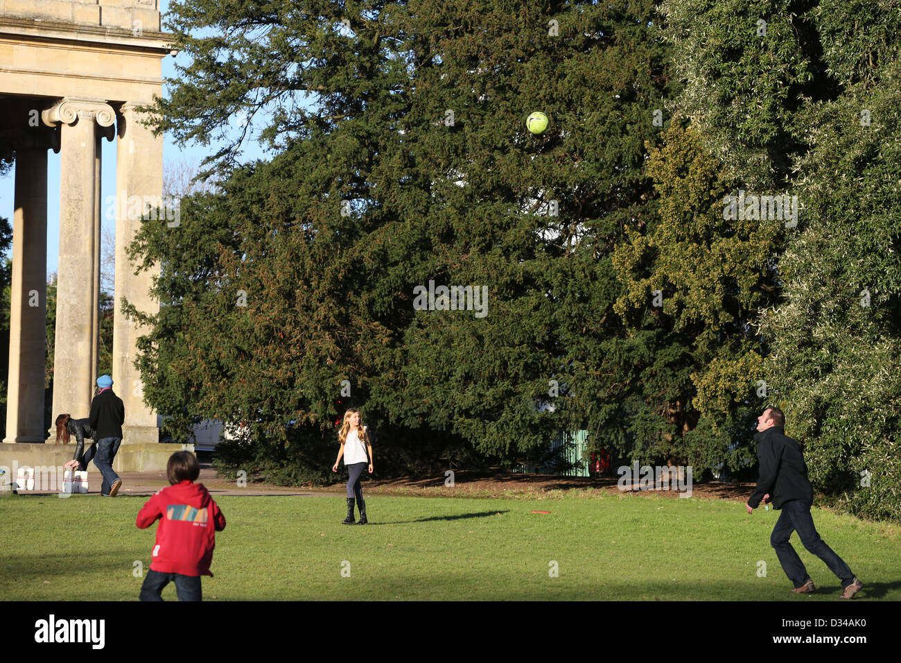 Famille à jouer au football à la salle des pompes Pittville Pleasure Gardens Cheltenham GLOUCESTERSHIRE Angleterre Banque D'Images