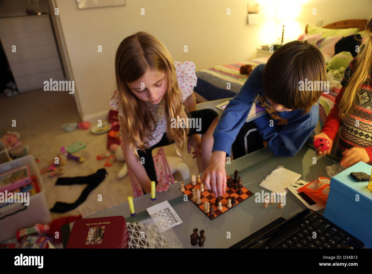 Enfants jouant aux échecs dans leur chambre en Angleterre Banque D'Images
