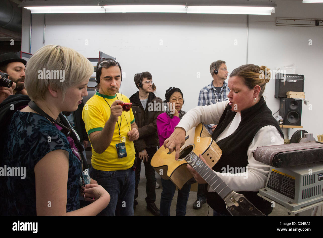El Cajon, Californie - un guide dirige un groupe de touristes se rendant sur le Taylor Guitars factory. Banque D'Images