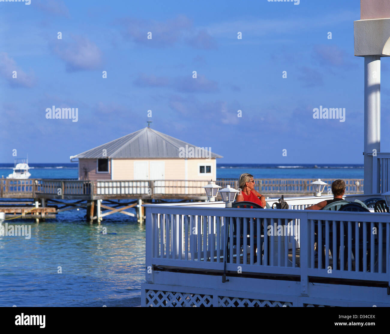 Couple sur terrasse, établissement Morritt's Tortuga Club, East End, Grand Cayman, îles Caïmans, Antilles, Caraïbes Banque D'Images