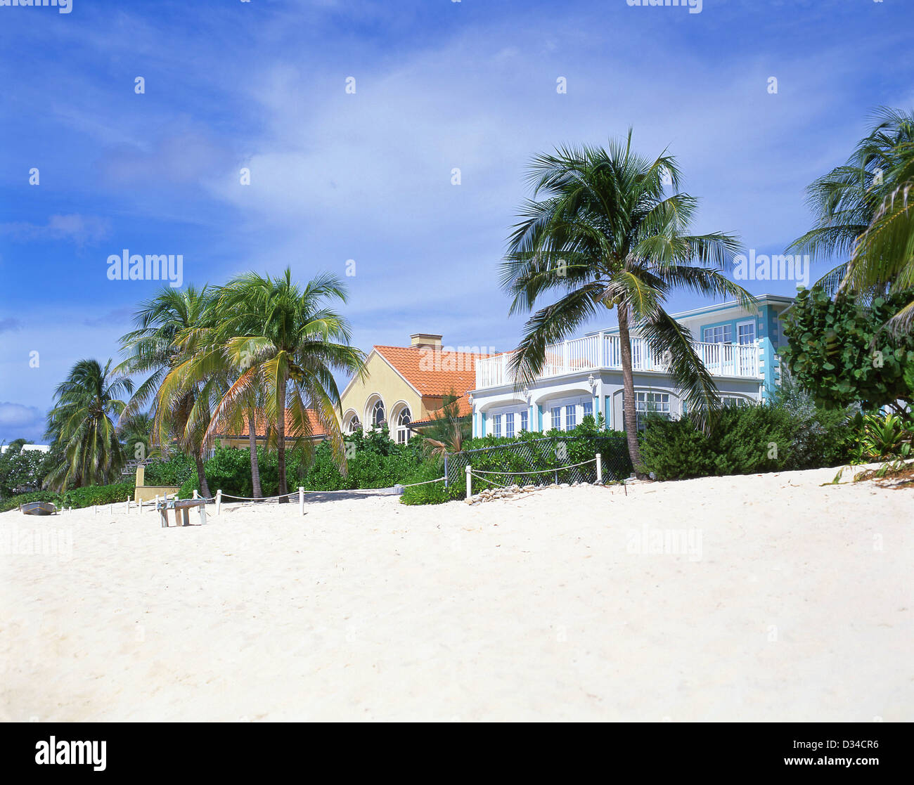 Maisons de Plage de luxe, Seven Mile Beach, George Town, Grand Cayman, îles Caïmans, Antilles, Caraïbes Banque D'Images