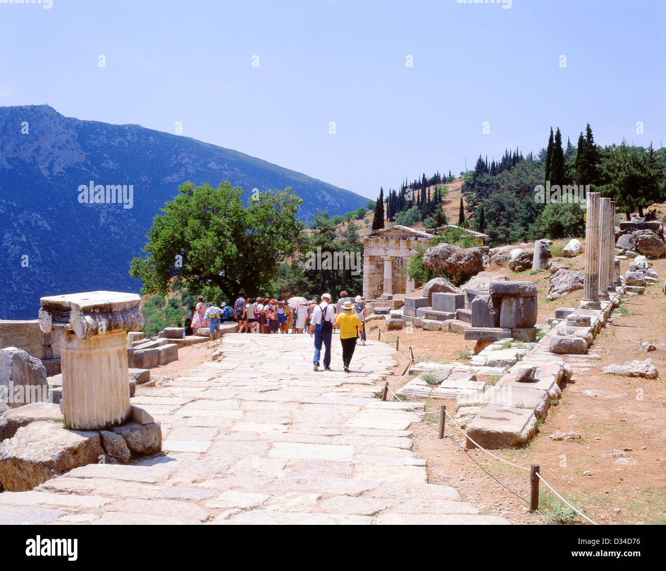 La voie sacrée dans le sanctuaire d'Apollon, Delphi, le Mont Parnasse, Région du Centre de la Grèce, Grèce Banque D'Images