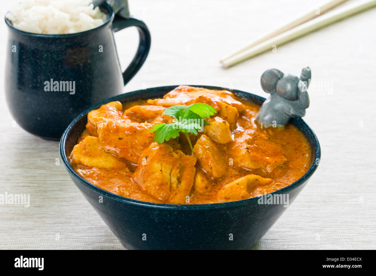 Curry de poulet au riz et baguettes Banque D'Images