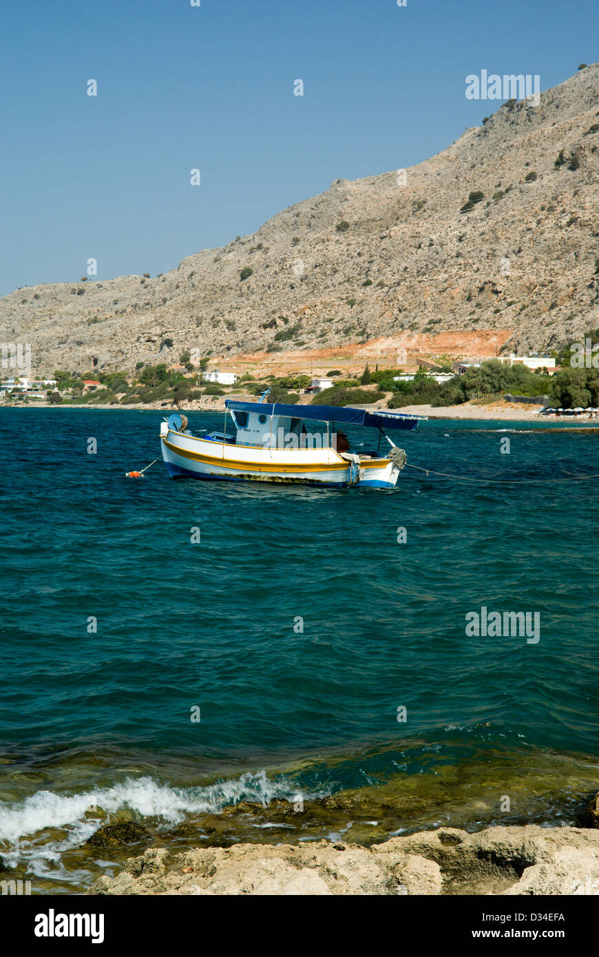 Les bateaux et les montagnes, Pefkos, Lindos, Rhodes, Dodécanèse, Grèce. Banque D'Images