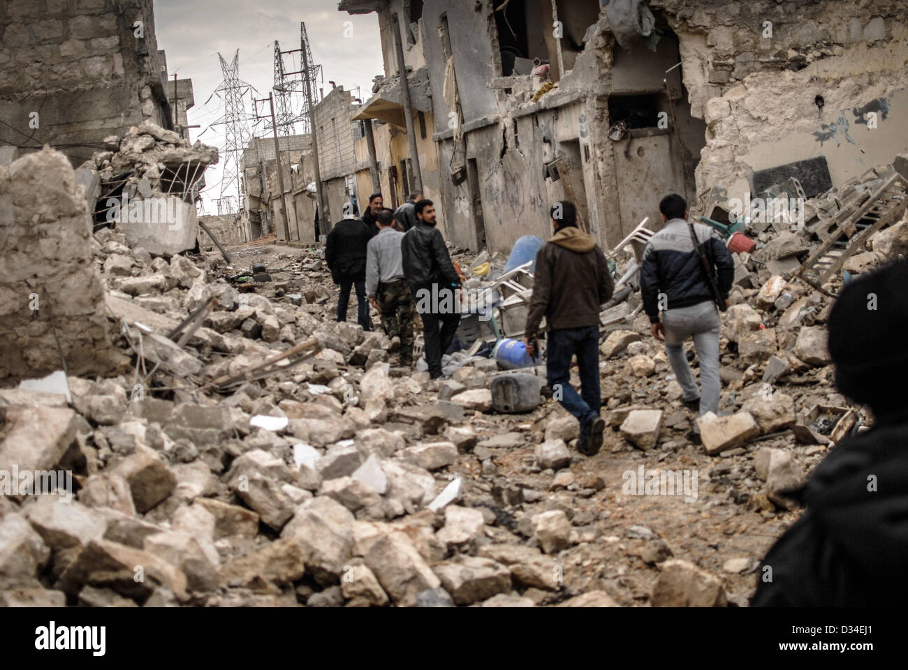 Rebellen der Freien Syrischen Armee (FSA) 160 Kellnertasche am 07.02.2013 durch das zerstörte Sheik Saaid, einen Stadtteil von Alep, der ihnen als Ausgangspunkt im Kampf um eine Zementfabrik dient. Régime Das ist zu einem syrische dialogue mit der Opposition "ohne" Vorbedingungen bereit. Die Tür für einen sei dialogue geöffnet, sagte der syrische Informationsminister Omran al-dem subi syrischen Staatsfernsehen am 08.02.2013. Foto : Jan-Niklas Kniewel dpa Banque D'Images