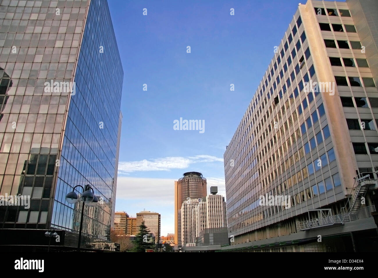 La perspective et l'angle de vue de dessous de verre fond texturé moderne bâtiment gratte-ciel sur ciel bleu Banque D'Images